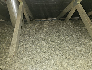 Zateplení stropu novostavby rodinného domu pomocí foukané izolace